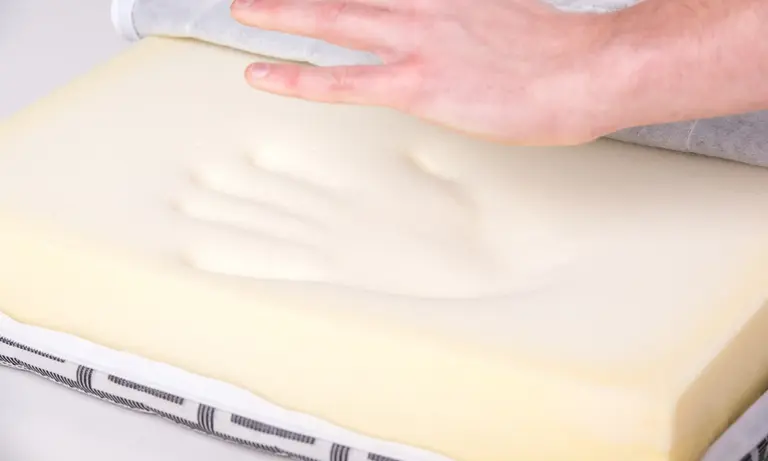 Pourquoi la mousse de mon matelas jaunit-elle ? Tout savoir sur l'oxydation
