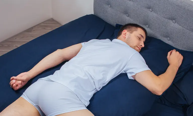 Les dangers d'un surmatelas trop mou pour les dormeurs sur le ventre : Évitez le dos creux et le mal de dos