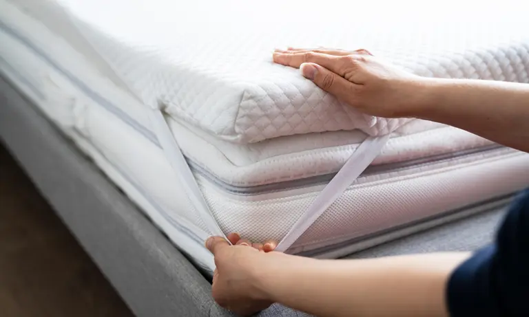 Surmatelas qui glisse : Que faire ? Solutions pour un lit stable