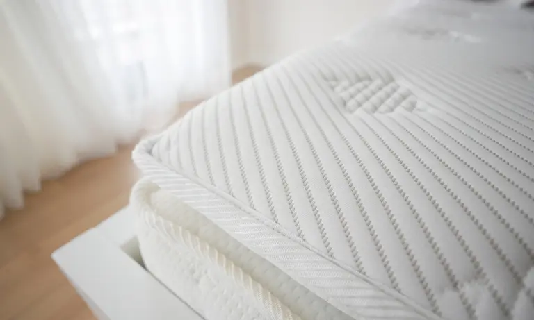 Fini les raideurs matinales : comment le bon surmatelas améliore votre circulation sanguine