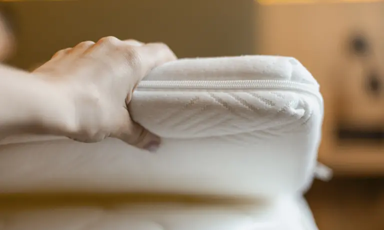 Surmatelas Mousse Froide vs Polyéther : Pourquoi le bon marché coûte cher 