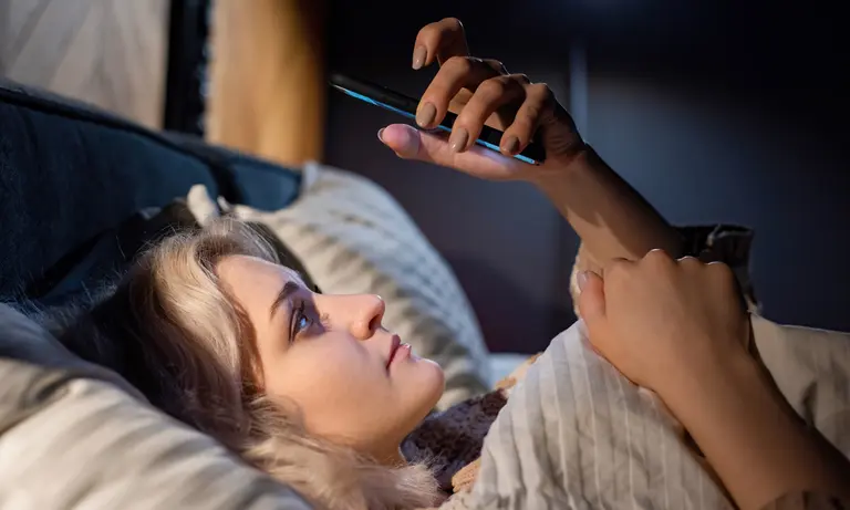 Comment les smartphones et les tablettes perturbent votre sommeil (et comment y remédier)