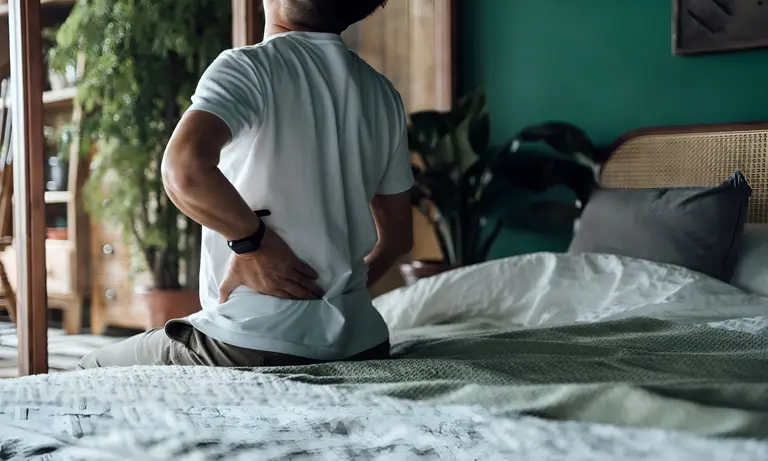 Un surmatelas aide-t-il contre un matelas affaissé ou aggrave-t-il le mal de dos ?